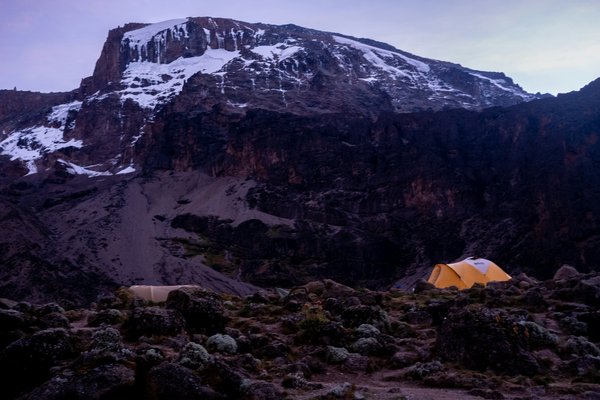 Quelles sont les meilleures techniques pour camper en bordure de caldeiras volcaniques?