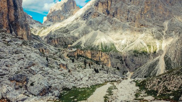 Quels sont les secrets pour une randonnée réussie dans le parc national des Dolomiti Bellunesi, Italie?
