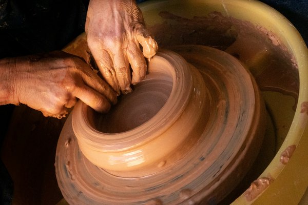 Comment découvrir les traditions artisanales de la poterie berbère au Maroc : ateliers et immersion culturelle ?